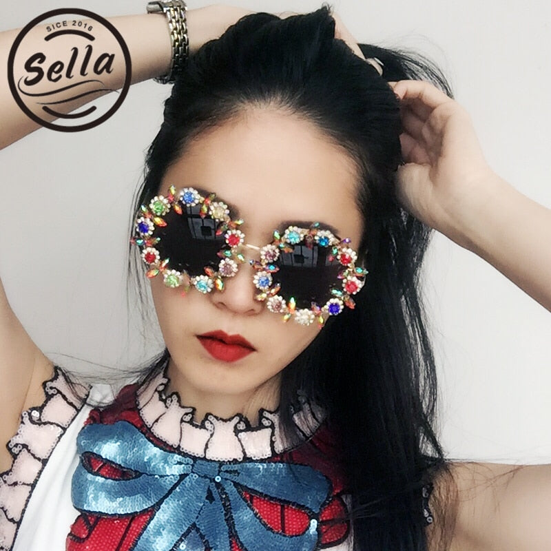 Unique Luxury Ladies Fashion Sunglasses Retro Round Crystal Flower Oversized Women Handmade Sun Glasses T-Show Beach Vocation
